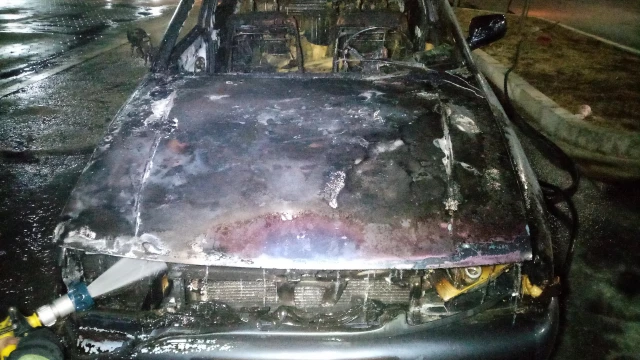 Adana'da bir alışveriş merkezinin otoparkında yanan araba kullanılmaz hale geldi
