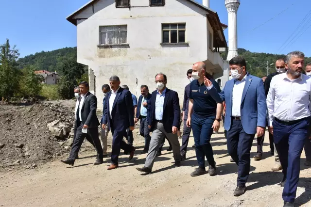 Bakan Karaismailoğlu, Bartın'da sel bölgesinde incelemelerde bulundu