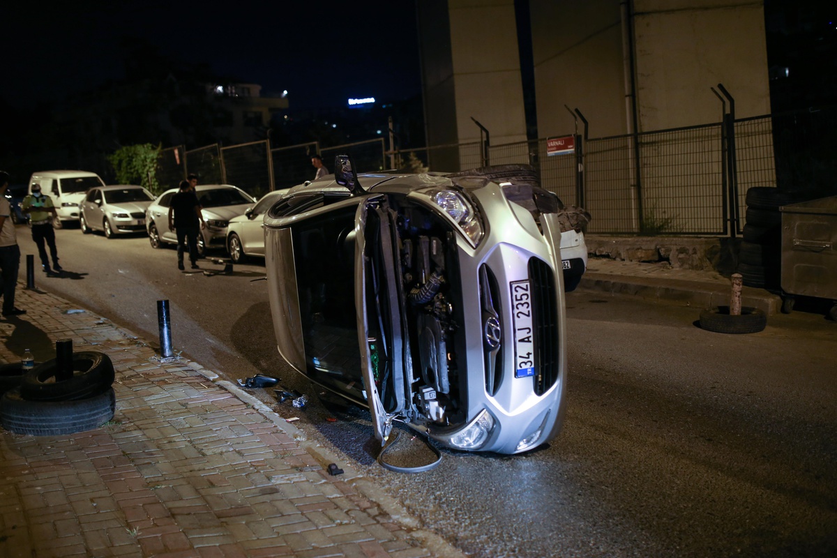 Beşiktaş'ta sürücüsünün direksiyon hakimiyetini kaybettiği otomobil devrildi: 2 yaralı - Vimarsana News