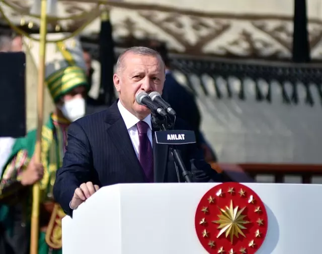 Cumhurbaşkanı Erdoğan Ahlat'ta konuştu: "Bu kent doğu ve batı medeniyetleri ortasında köprü olmuştur"