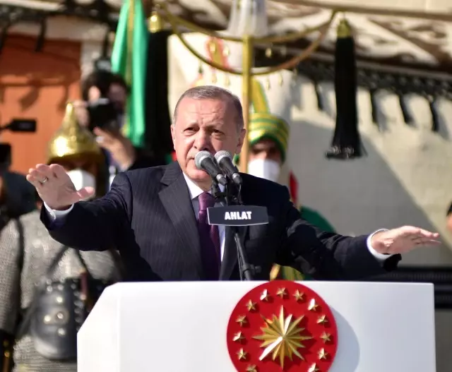 Cumhurbaşkanı Erdoğan Ahlat'ta konuştu: "Bu kent doğu ve batı medeniyetleri ortasında köprü olmuştur"