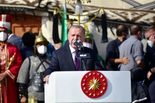 Cumhurbaşkanı Erdoğan Ahlat'ta konuştu: "Bu kent doğu ve batı medeniyetleri ortasında köprü olmuştur"