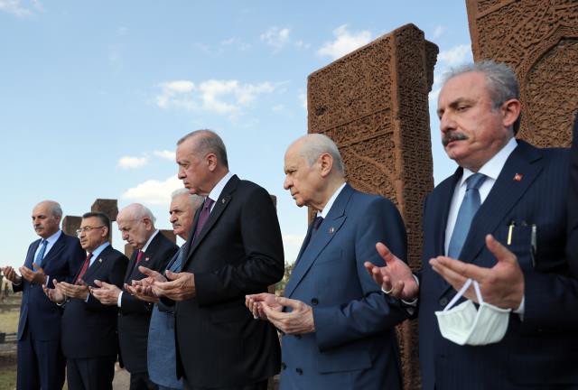 Cumhurbaşkanı Erdoğan, Ahlat'tan seslendi: Ahlat mezar taşları, milletimize ilişkin tapu senetleridir
