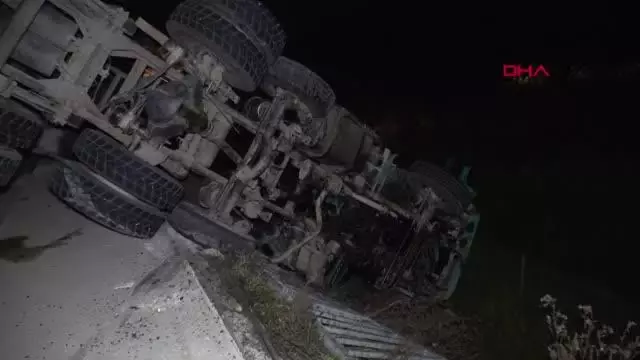 Açık unutulan damperi gişeye çarpan kamyon şarampole devrildi
