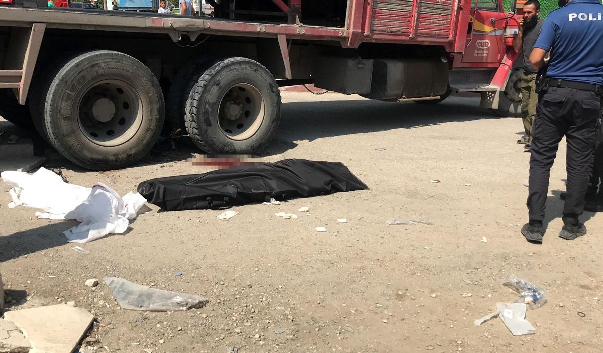 Motosiklet sürücüsünün feci sonu! Cansız bedeni sıkıştığı yerden vinç yardımıyla çıkarıldı