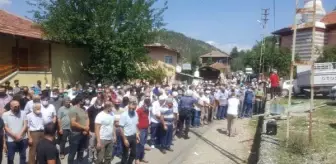 Tosya: Evindeki tadilat sırasında çatının çökmesi sonucu ölen okul müdürü toprağa verildi Tosya: Evindeki tadilat sırasında çatının çökmesi sonucu ölen okul müdürü toprağa verildi