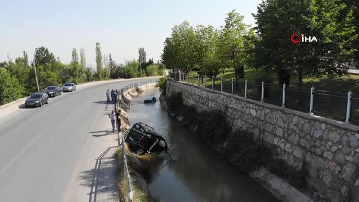 Kafa kafaya çarpışan otomobiller sulama kanalına uçtu