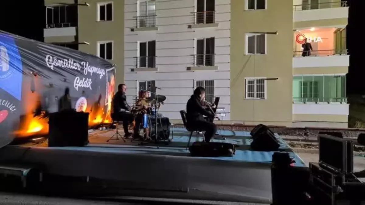 Korona virüse yakalanan müzisyen, evinin balkonundan konser verdi