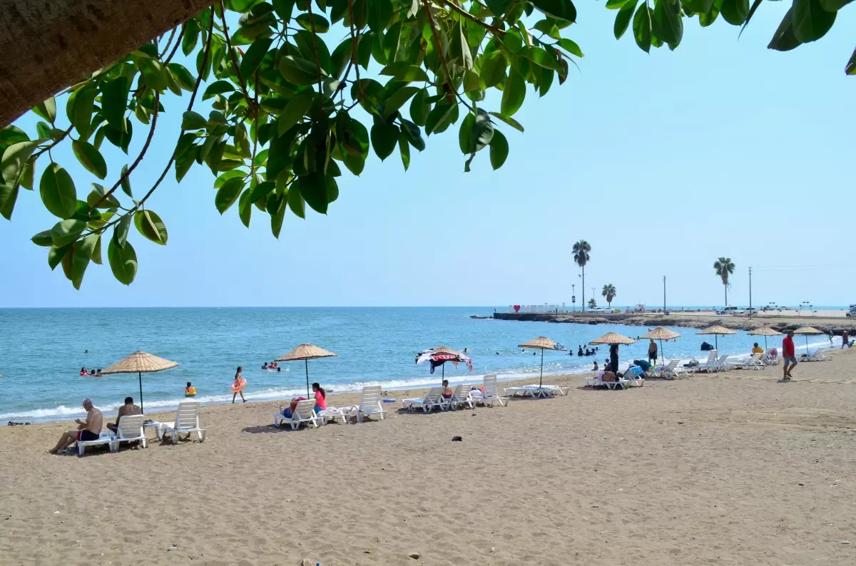 Mersin'de sıcaktan bunalanlar denize girerek serinlemeye çalıştı