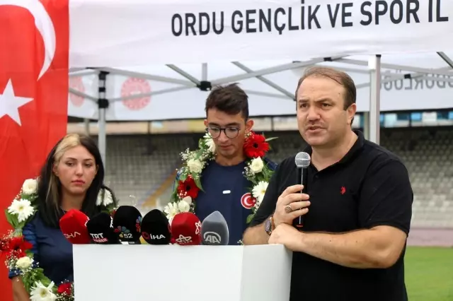 Milli okçular Mete Gazoz ile Yasemin Ecem Anagöz, sporcularla bir araya geldi