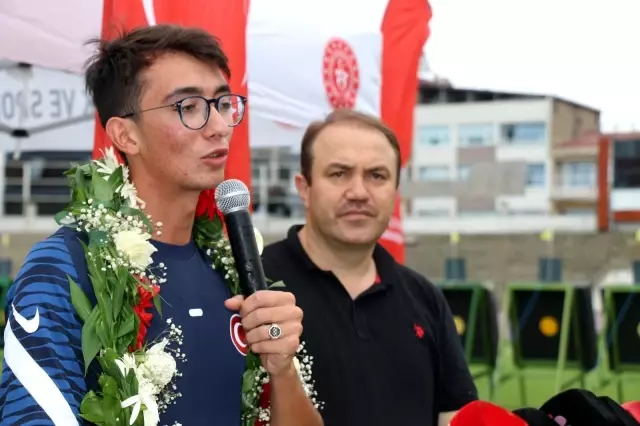 Milli okçular Mete Gazoz ile Yasemin Ecem Anagöz, sporcularla bir araya geldi