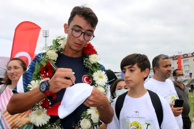Milli okçular Mete Gazoz ile Yasemin Ecem Anagöz, sporcularla bir araya geldi