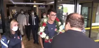 Mete Gazoz: Milli okçular Mete Gazoz ile Yasemin Ecem Anagöz, sporcularla bir araya geldi Mete Gazoz: Milli okçular Mete Gazoz ile Yasemin Ecem Anagöz, sporcularla bir araya geldi