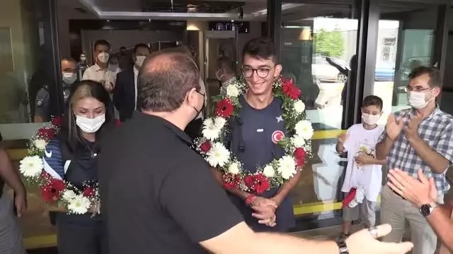 Milli okçular Mete Gazoz ile Yasemin Ecem Anagöz, sporcularla bir araya geldi