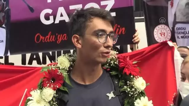 Milli okçular Mete Gazoz ile Yasemin Ecem Anagöz, sporcularla bir araya geldi