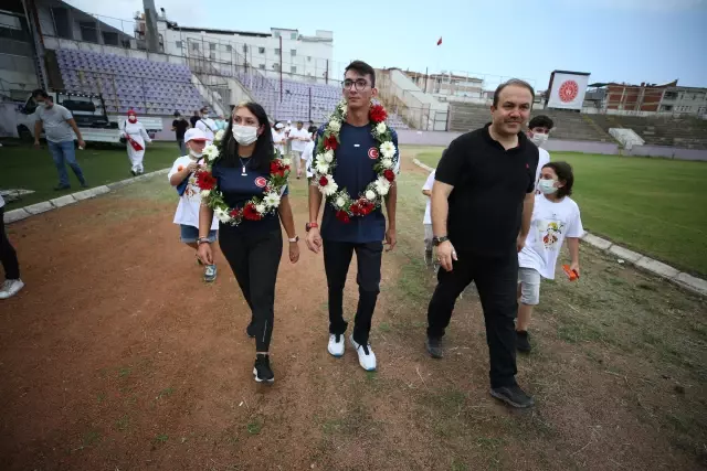 Milli okçular Mete Gazoz ile Yasemin Ecem Anagöz, sporcularla bir araya geldi