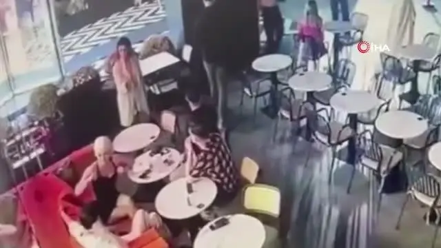 Neşet Ertaş'ın türküsüne yaptığı cover ile tanınan Begüm Polat'a saldırı anı kamerada