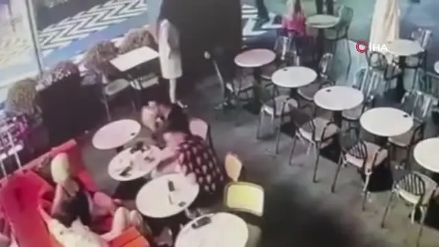 Neşet Ertaş'ın türküsüne yaptığı cover ile tanınan Begüm Polat'a saldırı anı kamerada