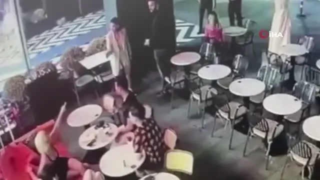 Neşet Ertaş'ın türküsüne yaptığı cover ile tanınan Begüm Polat'a saldırı anı kamerada