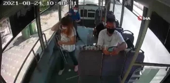 Otobüsü durdurup, görme engelli yolcuyu yolun karşısına geçirdi