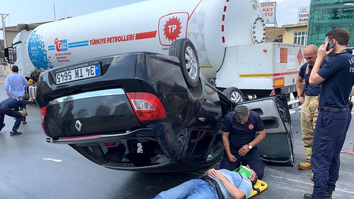 Pendik'te direksiyon kıran sürücü yakıt tankerine çarpıp takla attı