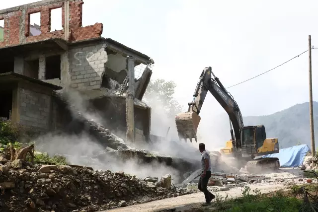 Sel ve heyelanların ardından hasar gören ve risk taşıyan binaların yıkımına başlandı