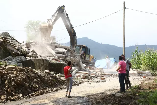 Sel ve heyelanların ardından hasar gören ve risk taşıyan binaların yıkımına başlandı