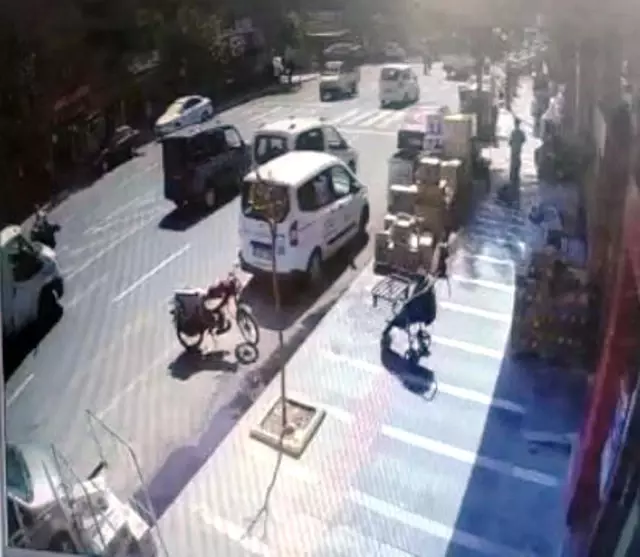Yola doğru hareket eden bebek arabasını market çalışanı böyle yakaladı
