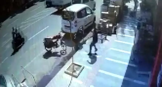 Yola doğru hareket eden bebek arabasını market çalışanı böyle yakaladı