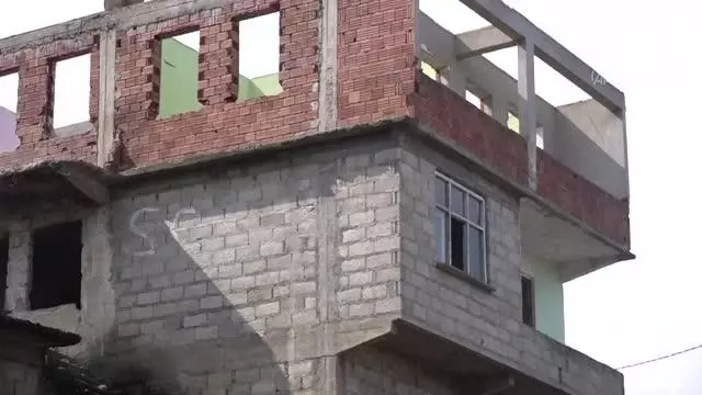 Sel ve heyelanların ardından hasar gören ve risk taşıyan binaların yıkımına başlandı