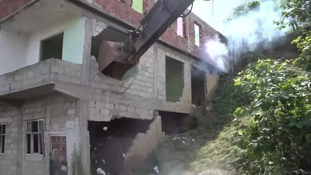 Sel ve heyelanların ardından hasar gören ve risk taşıyan binaların yıkımına başlandı