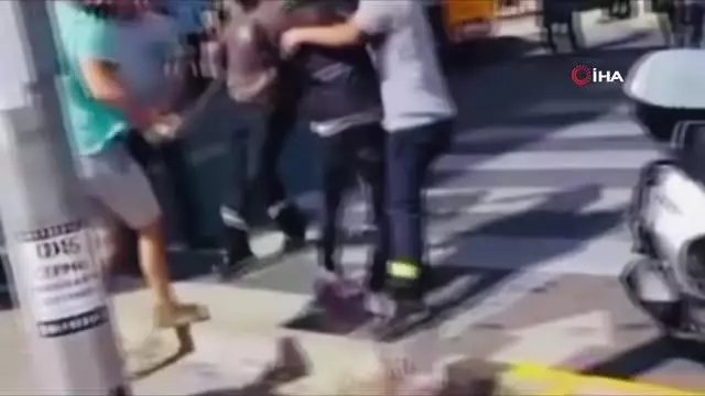 Son dakika haber... Sokak ortasında döner bıçaklı tekme tokat kavga kamerada