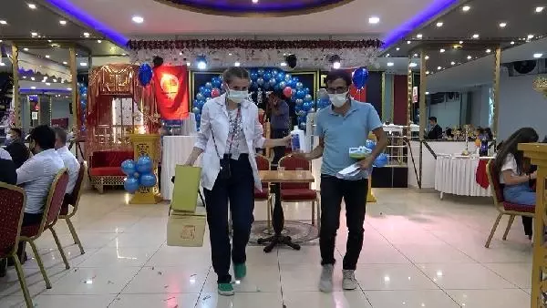 SÜNNET DÜĞÜNÜNDE DAVETLİLERE AŞI YAPILDI