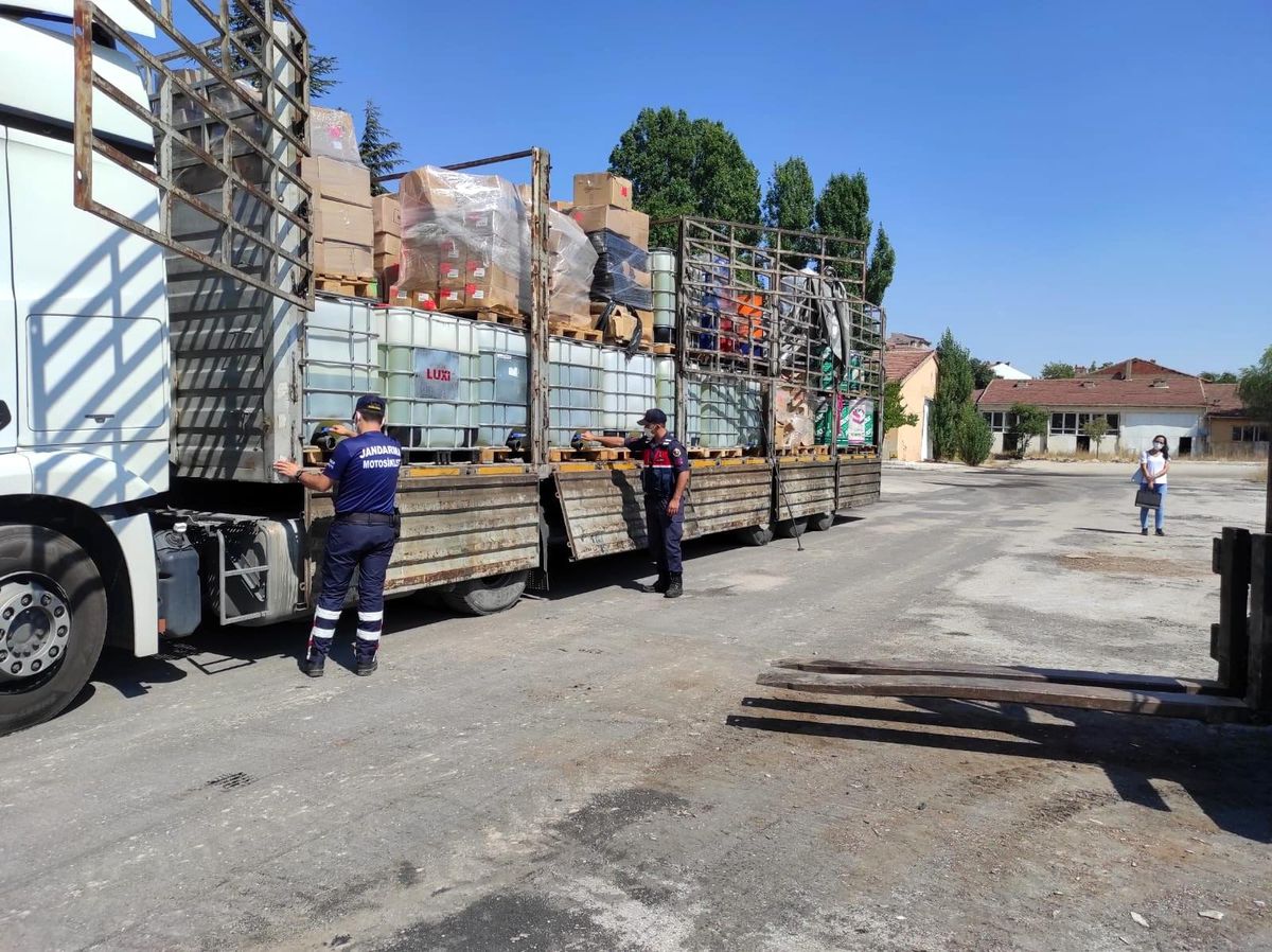Tır dorsesindeki tanklarda 5 ton kaçak benzin yakalandı