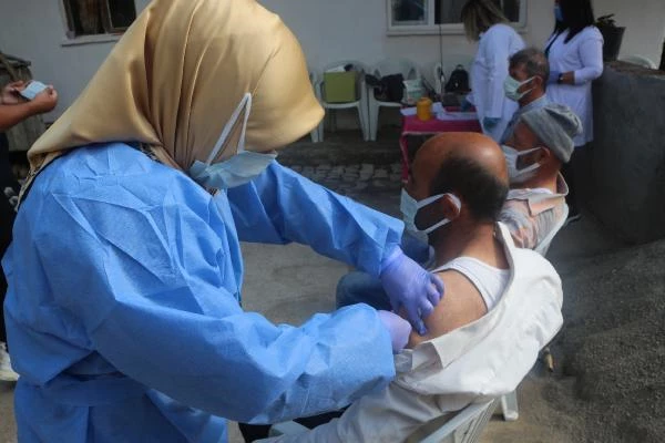 Tokat'ta sıhhat grupları köylerde aşı çalışmalarını sürdürüyor