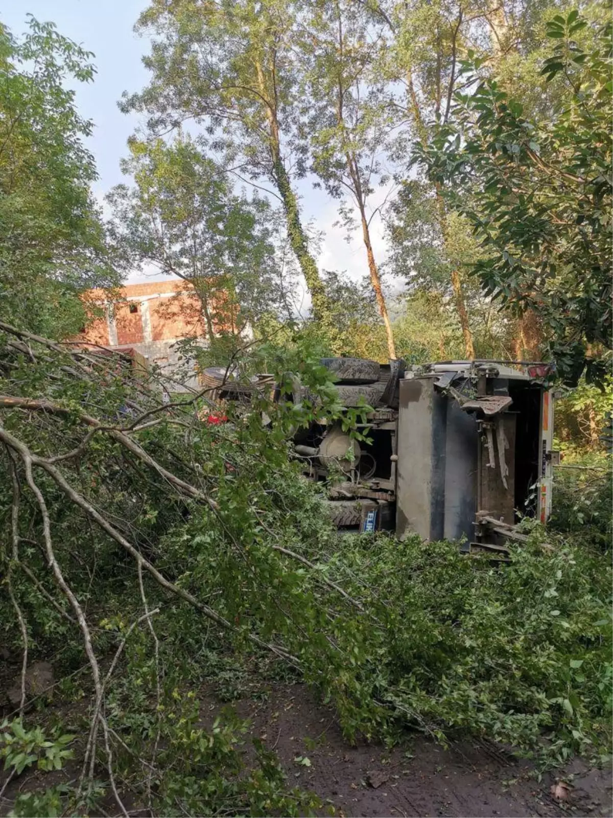 Trabzon'da çöp kamyonu devrildi: 3 yaralı
