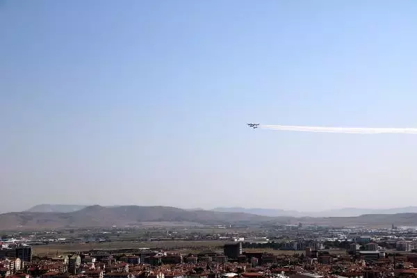 TÜRK YILDIZLARI, ZAFER İÇİN GÖKYÜZÜNDE AY YILDIZ ÇİZDİ