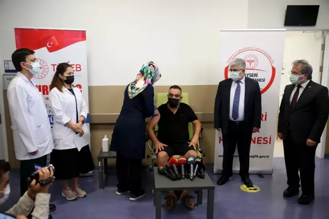 TURKOVAC aşısı, faz 3 çalışması kapsamında Erciyes Üniversitesinde gönüllülere uygulanmaya başlandı