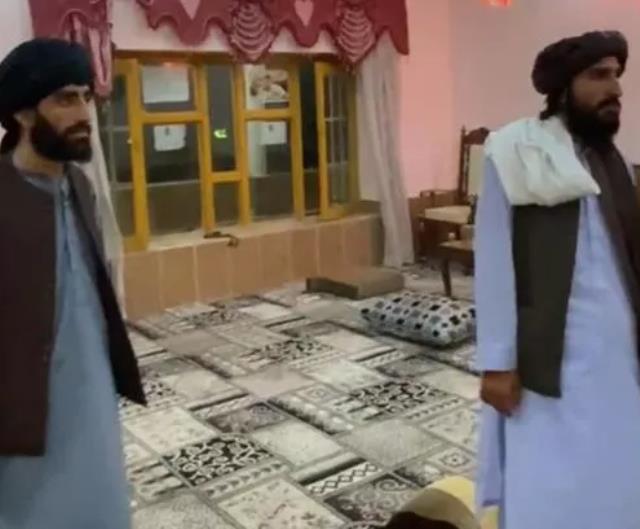 Ünlü Afgan generali öldüren Taliban üyesinin posterini kent meydanına astılar
