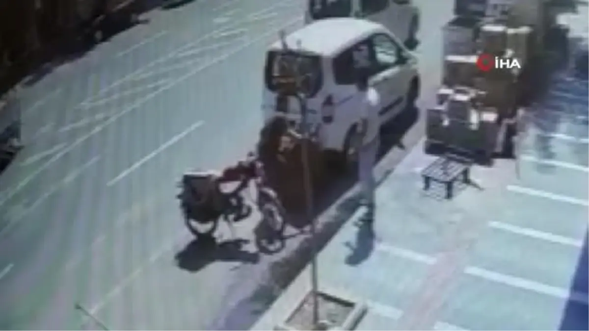 Yola doğru hareket eden bebek arabasını market çalışanı böyle yakaladı