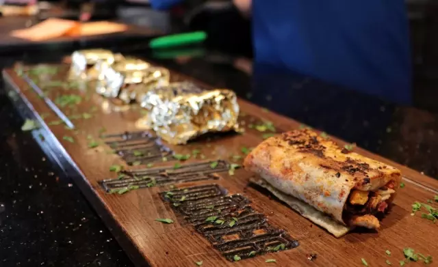 Adanalı esnaf 24 ayar altın kaplama döner yaptı