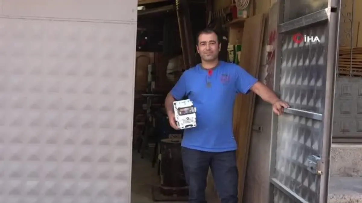 Ailesi oyuncak alamadı, ilk oyuncağını 8 yaşında kendisi yaptı...Yaptığı oyuncaklar gerçeğini aratmıyor