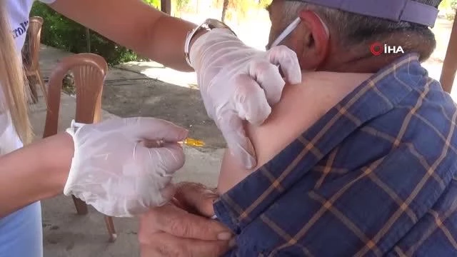 Aksaray'da taşınabilir aşı grupları köy köy dolaşıp aşı yapıyor
