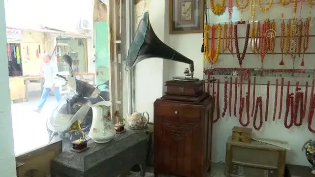 Bağdat'ın tek gramafon tamircisi Ebu Talip, 26 yıldır bozuk gramafonlara ses veriyor