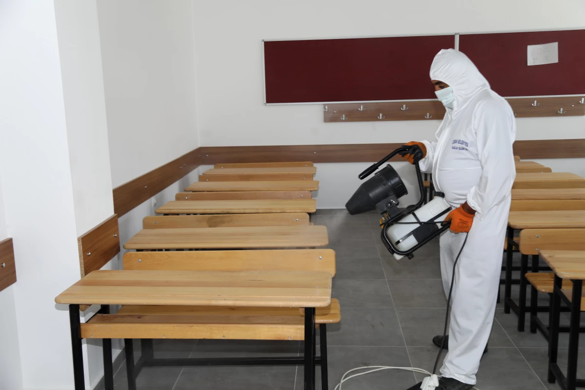 Çubuk'ta okullar yüz yüze eğitim için dezenfekte edildi
