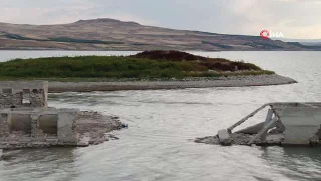 Elazığ'da kuraklık nedeni ile sular çekildi: 75 yıllık okul gün yüzüne çıktı