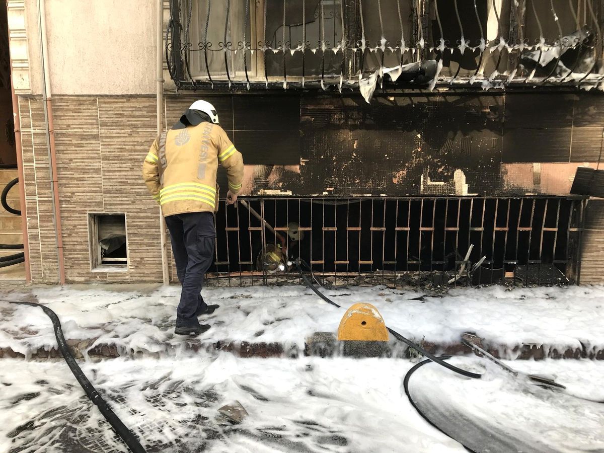 Fatih'te bodrum kat alev alev yandı