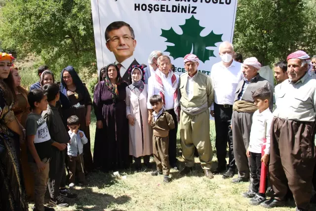 Gelecek Partisi Genel Başkanı Davutoğlu, ziyaretlerde bulundu