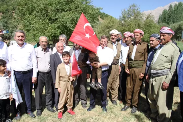 Gelecek Partisi Genel Başkanı Davutoğlu, ziyaretlerde bulundu