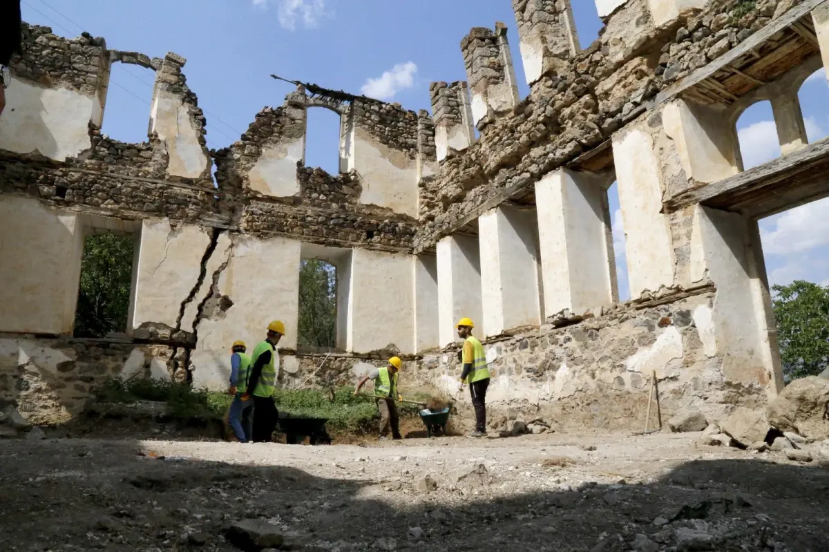 Gümüşhane'de tarihi 'Sarı Mektep' restore edilmeye başlandı